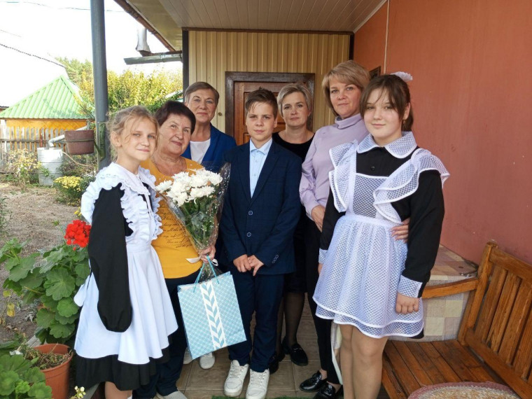 Поздравление ветеранов педагогического труда с Днем Учителем.